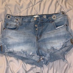 🎉5️⃣ for 2️⃣5️⃣ 🎉
Altar’d State Jean shorts with frayed legs